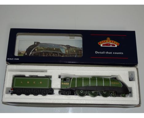 OO Gauge Model Railways: A BACHMANN 31-956 Class A4 steam locomotive in LNER Doncaster Green livery 'Golden Eagle' - VG in G/