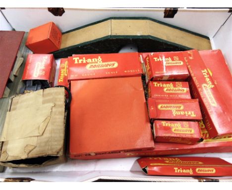 [O / OO GAUGE]. A MISCELLANEOUS COLLECTION comprising a Tri-ang No.R3A, Passenger Train Set, boxed; Tri-ang No.R226, S.R. Uti