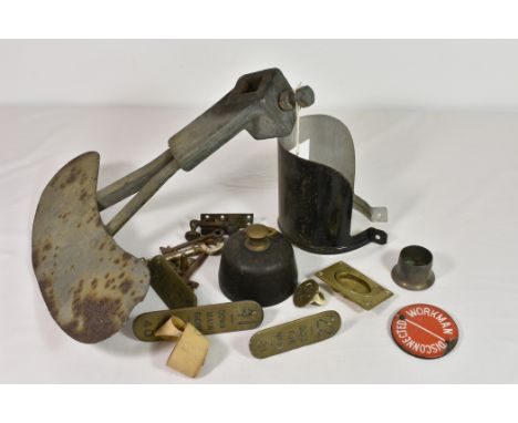 Railwayana - GWR Great Western Railway rummage box of collectables - to include a circular enamel Workman disconnected plate;
