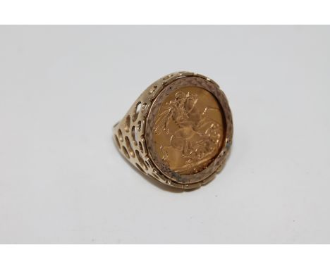 A gent's 9ct gold ring set with a 1915 full sovereign  CONDITION REPORT: 12.5g