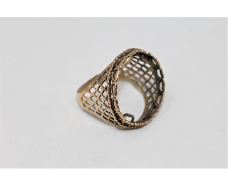 A 9ct gold vacant gent's ring for a coin CONDITION REPORT: 5.5g