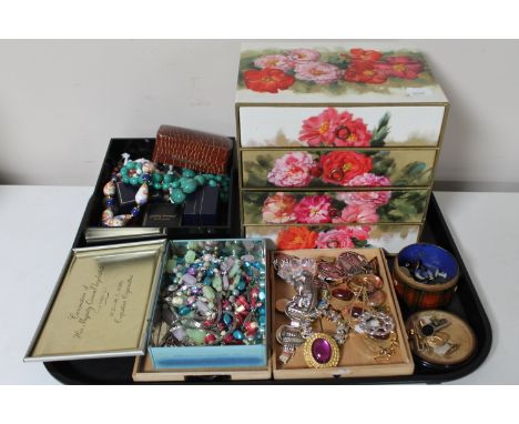 A tray of four drawer jewellery chest and costume jewellery, ring boxes etc 