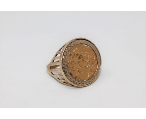 A gent's 9ct gold ring set with a 1901 full sovereign  CONDITION REPORT: 13.4g