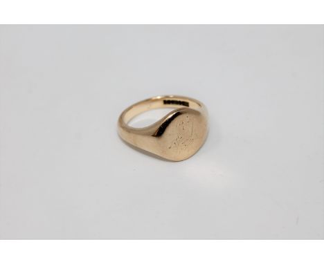 A gent's 9ct gold signet ring  CONDITION REPORT: 8.6g