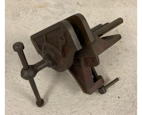 A "Record Junior No. 51" carpenters vice. With screw holes for bench mounting.   Total height approx. 19cm.