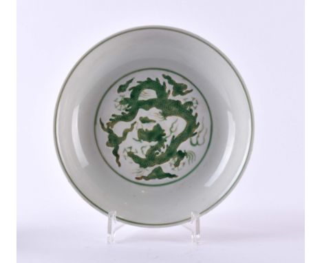 Schale China wohl Kangxi Periodeverziert mit Drachendekor, H: 4,3 cm, Ø 20,3 cm, mit 6 Zeichen Bodenmarke im Doppelring, Prov