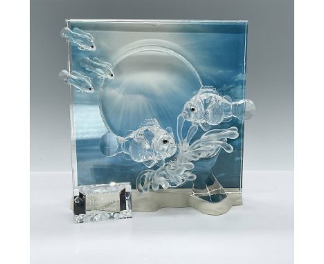 This annual edition Harmony clear art glass figurine was the first in the Wonders of the Seas trilogy. It features a small sc