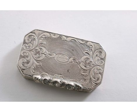 AN EARLY VICTORIAN CANTED RECTANGULAR VINAIGRETTE with engine-turned decoration and a chased scroll thumbpiece, the cover wit