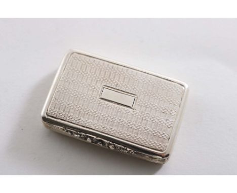 AN EARLY VICTORIAN RECTANGULAR VINAIGRETTE with engine-turned decoration, reeded sides and a chased floral thumbpiece, vacant