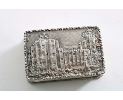 AN EARLY VICTORIAN "CASTLETOP" VINAIGRETTE rectangular with an engine-turned base, raised borders &amp; reeded sides, with a 