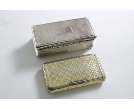 A GEORGE IV ENGINE-TURNED SNUFF BOX with concaved reeded sides, a raised floral thumbpiece and a vacant cartouche on the cove
