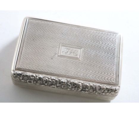 A GEORGE IV SMALL RECTANGULAR SNUFF BOX with reeded sides, a raised floral thumbpiece and wavy, engine-turning on the cover &