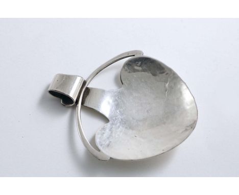 AN EDWARDIAN ARTS &amp; CRAFTS PLATED CADDY SPOON with a hammered finish, a spade-shaped bowl and a rolled up terminal with a