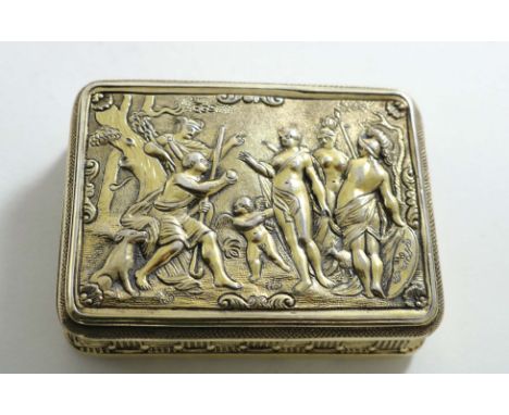 A GEORGE III SILVERGILT SNUFF BOX with rounded corners and textured sides and base to simulate wickerwork, the cover decorate
