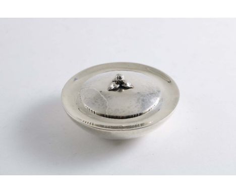 AN EARLY 20TH CENTURY DANISH CIRCULAR POT with a domed cover and bud finial, by Georg Jensen, Copenhagen 1921 (Incuse pattern