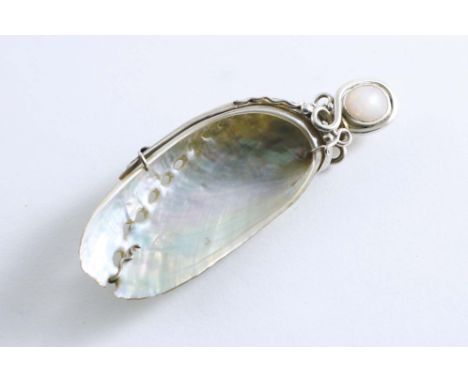 A LATE 20TH CENTURY MOUNTED ORMER SHELL CADDY SPOON with a wire loop handle inset with an opal (visible front &amp; back), by