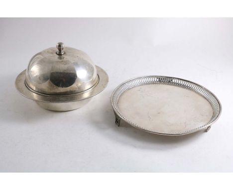 AN EDWARDIAN SMALL CIRCULAR SALVER with a reeded rim, a pierced border &amp; pierced bracket feet, by T. Bradbury &amp; Sons,