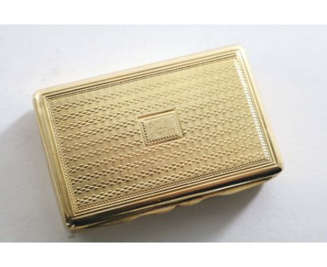 A WILLIAM IV 18 CT. GOLD VINAIGRETTE of plain rectangular form with engine-turned decoration and a small cartouche on the cov