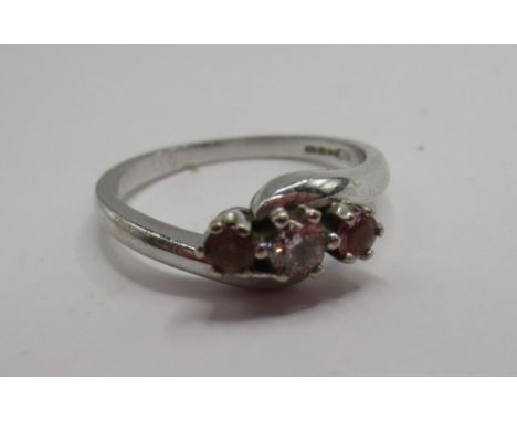 18ct white gold ring set with diamond flanked by pink stone, stamped 750, size O1/2, 3.96g