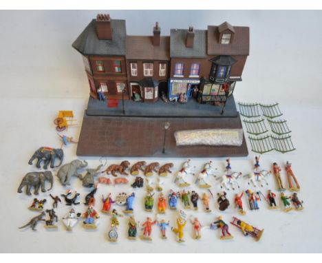Circus collection to include W. Britain's 08673 Circus Street Parade Diorama with box (missing Land Rover) plus many figures 