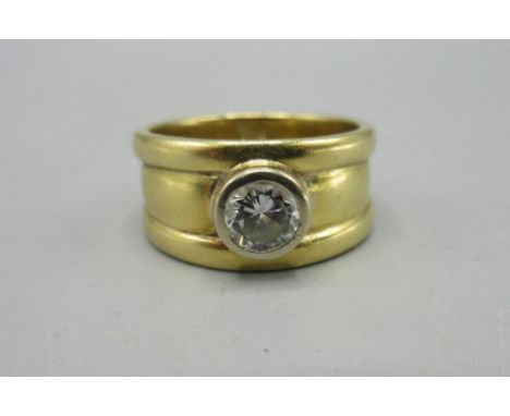 18ct yellow gold ring with raised borders, set with single diamond, stamped 18ct, size N, 7.4g