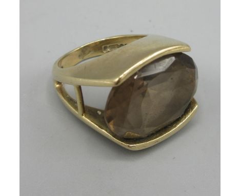 9ct yellow gold ring set with with coloured stone, stamped 375, size k, 9.6g