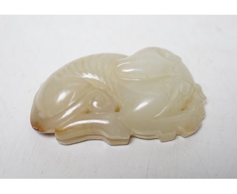 A Chinese pale celadon jade hound plaque, 5.2 cm