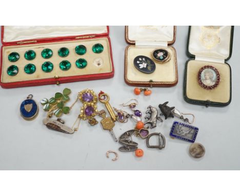 Sundry jewellery including Victorian garnet set portrait brooch, etc.