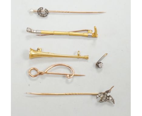 An Edwardian 15ct riding crop brooch(a.f.), 59mm, 2.8 grams, an 18ct hunting horn brooch (lacking pin) 2.1 grams, two Victori