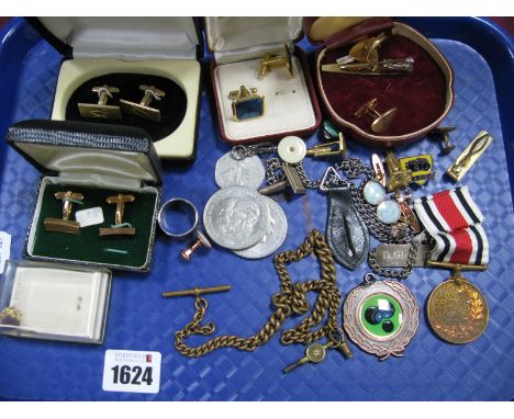 A Graduated Curb Link Chain, suspending T-bar and a pocketwatch key, a small selection of gent's cufflinks and tie slides etc