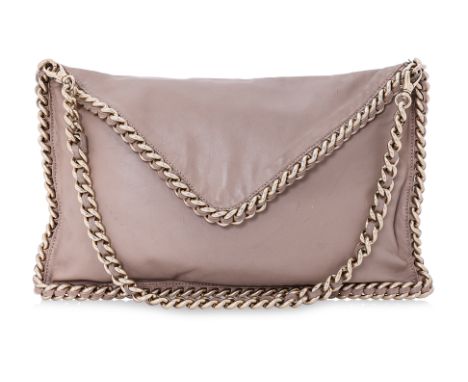 A GIORGIO ARMANI LEATHER ENVELOPE CLUTCH/HANDBAG WITH CHAIN
Comprising of soft leather in beige with gold-tone chain detail a