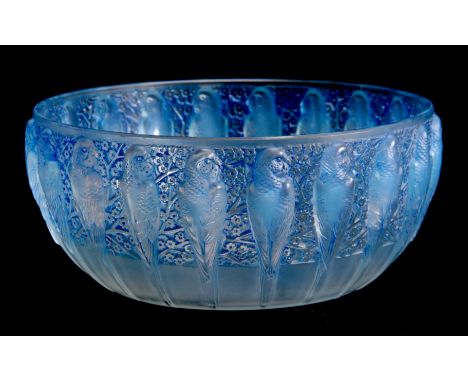 R. LALIQUE, FRANCE A 20TH CENTURY OPALESCENT PERRUCHE BOWL HIGHLIGHTED WITH BLUE STAINING decorated with parakeets 24.5cm dia