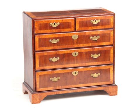 AN EARLY 18TH CENTURY QUEEN ANNE WALNUT AND ASH CROSS-BANDED CHEST OF DRAWERS OF SMALL SIZE having a caddy moulded top, above