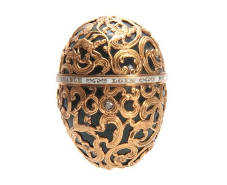 A 19th CENTURY GOLD, BLOODSTONE, AND ENAMEL LOVE TOKEN SCENT BOTTLE FORMED AS AN EGG the jade egg having gold overlaid decora