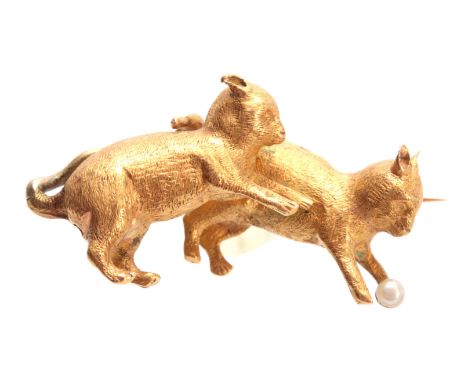 A 15CT GOLD AND PEARL CAT BROOCH having two cats playing with a ball - tested 15ct gold 3cm wide. 