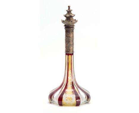 A LATE 19TH CENTURY CONTINENTAL 800 HALLMARKED SILVER GILT MOUNTED CRANBERRY AND AMBER ETCHED DECANTER WITH PAGODA STYLE STOP
