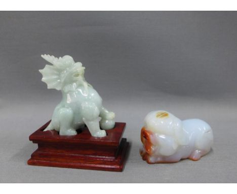 Jade temple lion dog and a carved jade dog, 7cm  (2) 