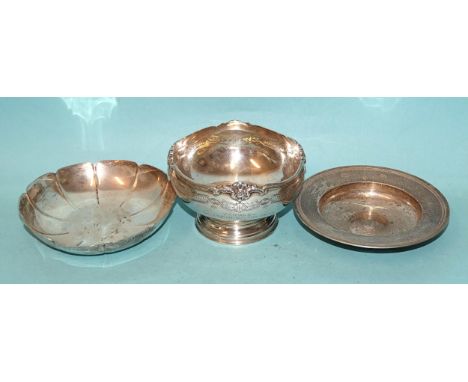 An Elizabeth II small silver bowl, the shaped rim with shell and etched decoration, on circular foot, 10.5cm diameter, 5.5cm 