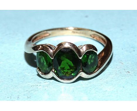 A 9ct gold ring set three oval chrome diopside stones, size O, 2.8g. 