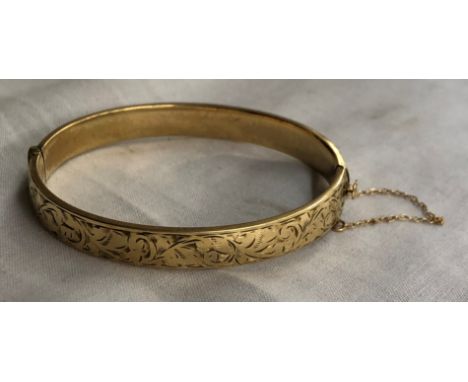 9CT METAL CORE ENGRAVED BANGLE WITH SAFETY CHAIN 10.8G OVERALL APPROX