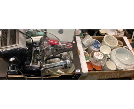 CONTENTS OF CARTON - KITCHEN UTENSILS, CUTLERY, WEIGHING SCALES, TOASTER AND A CARTON OF POTTERY ITEMS