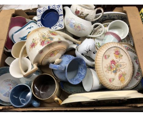 CONTENTS OF BOX - VARIOUS CERAMICS INCLUDING CROWN DEVON TEAPOT STANDS AND TEAPOTS, WEDGWOOD DISH, HORNSEA ASHTRAY AND OTHERS