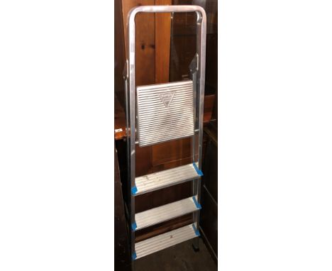 BELDRAY ALUMINIUM THREE TREAD STEP LADDER 