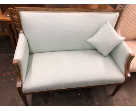 EDWARDIAN WALNUT AND GILT METAL MOUNTED UPHOLSTERED WINDOW SOFA ON TAPERED LEGS WITH SPLAYED FEET 