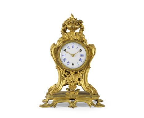 Pendule d'époque Louis XV de Saint Germain en bronze ciselé et doré, vers 1750A Louis XV ormolu mantel clock by Saint Germain