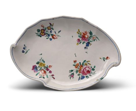 Quatre bols à fruit en porcelaine de Doccia, vers 1790-1800 A set of four Doccia fruit bowls, circa 1790-1800Modelled in cart