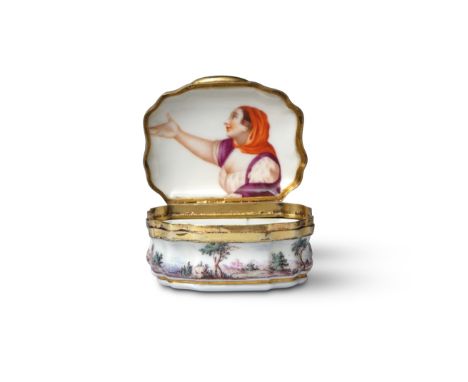 Tabatière en porcelaine de Doccia, vers 1765-70 A Doccia snuff box, circa 1765-70The decoration attributed to Gioacchino Riga