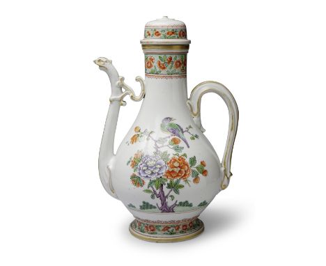 Cafetière couverte en porcelaine de Doccia, vers 1745-55 A Doccia coffee pot and cover, circa 1745-55Of baluster form with ta