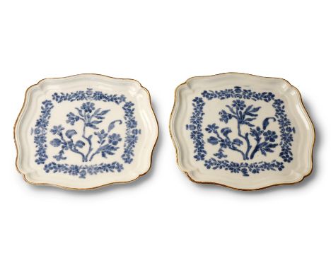 Paire de plats carrés en porcelaine de Doccia, vers 1750 A pair of Doccia square dishes, circa 1750Each with a shaped brown-e