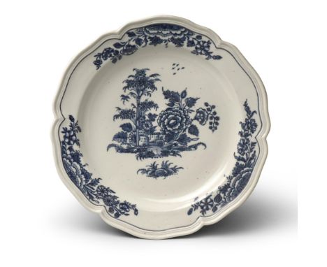 Assiette en porcelaine de Doccia, vers 1750-60 A Doccia shaped plate, circa 1750-60Decorated in blue with landscapes of build